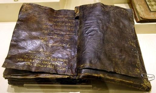 Biblia antigua escrita en letras de oro encontrada en Turquía