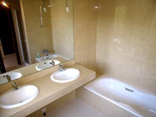 Baños Modernos: Baño pequeño con vanitorio doble fuente