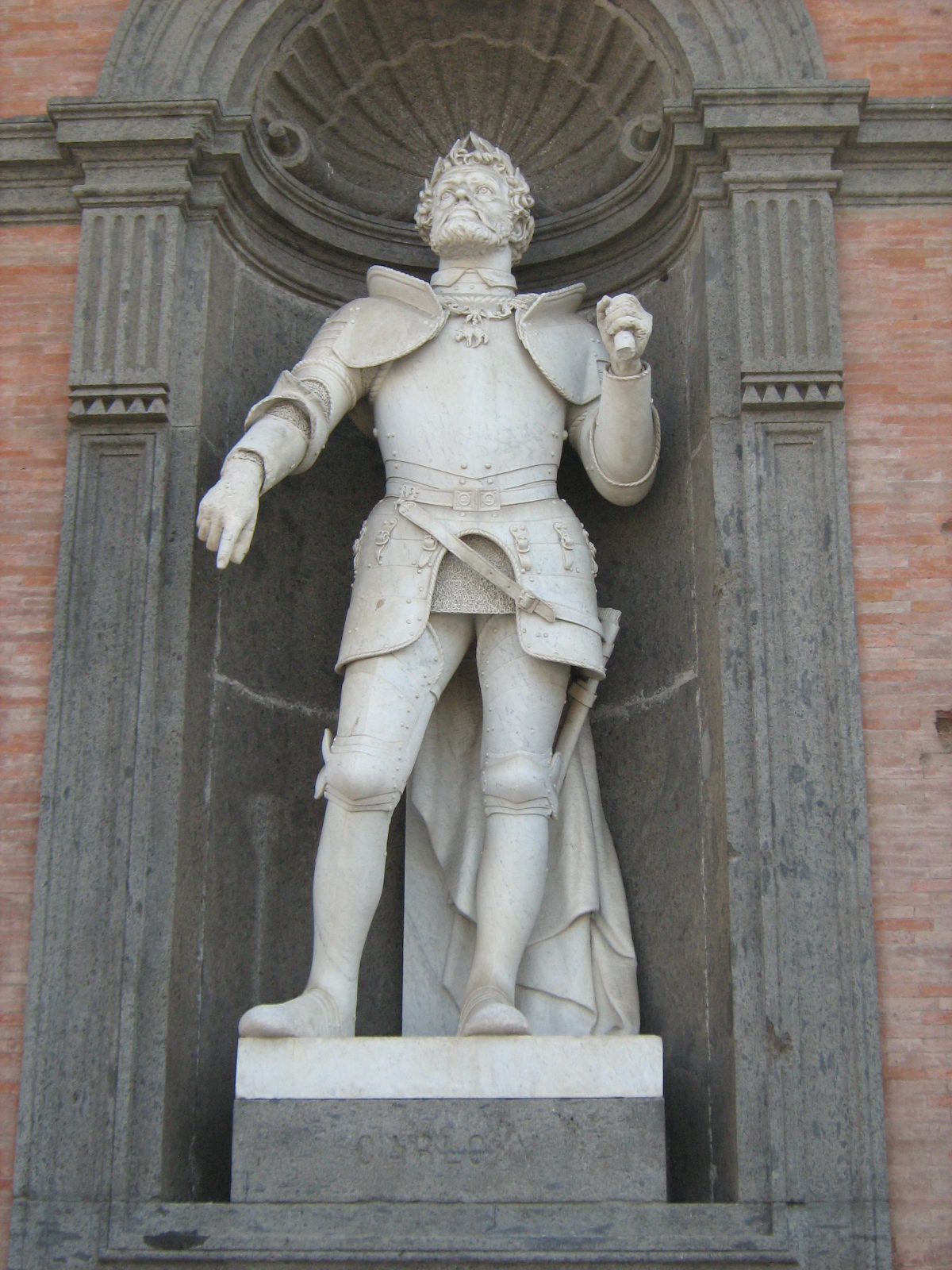 Le statue di carlo V a Napoli Le statue di carlo V a Napoli