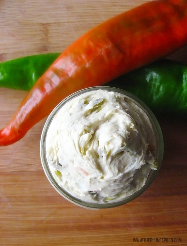 Softened organic cream cheese mixed with roasted Hatch green chiles and simple spices. This creamy dip with a kick is perfect for spreading onto bagels, sandwiches, burgers and even stuffing into chiles and peppers.