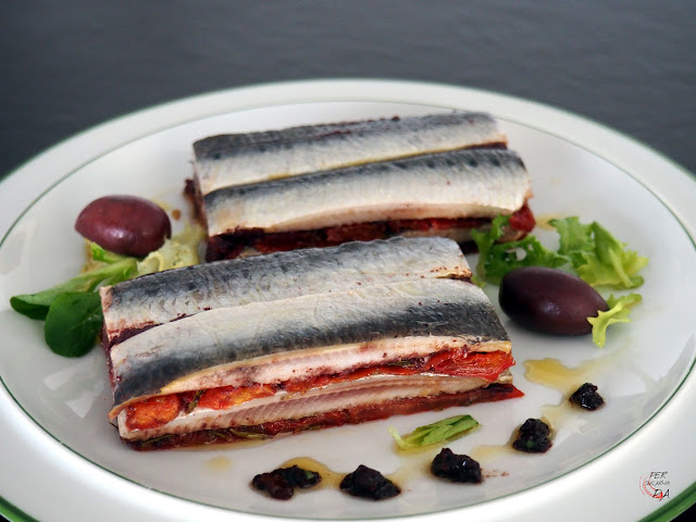 Terrina de sardinas marinadas y tomates confitados con hierbas aromáticas mediterráneas, aderezada con olivada (puré de aceitunas negras)
