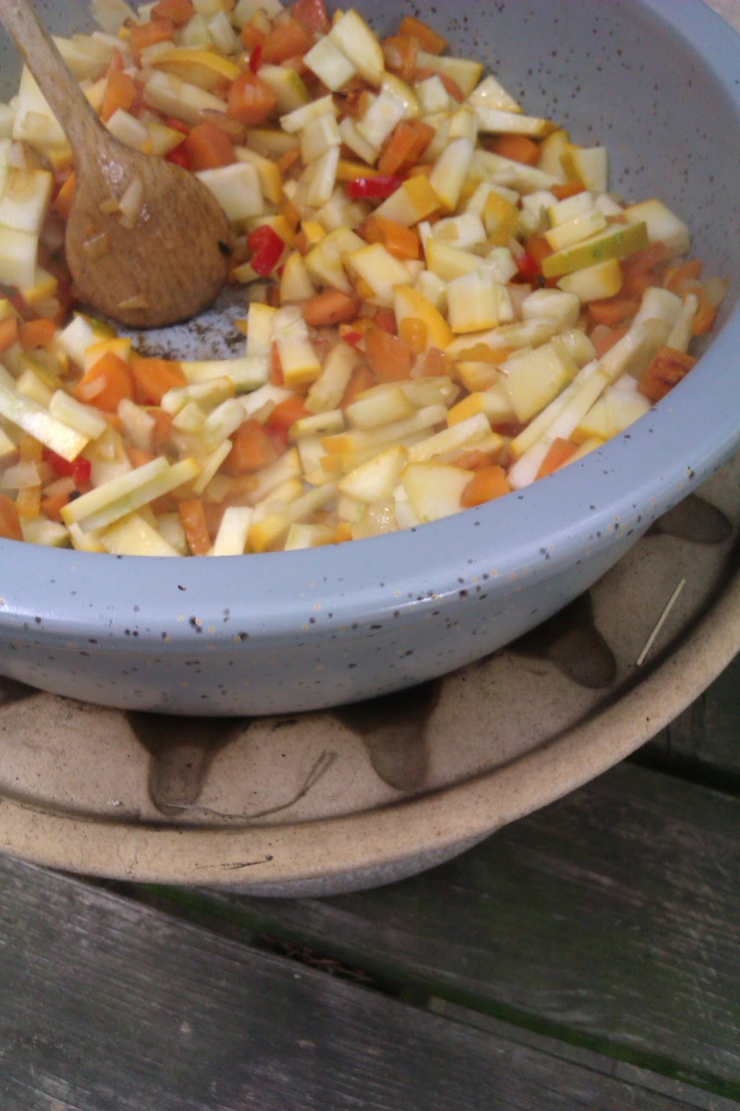 Frau Frieda: Quer durch den Garten - eine Gemüsebolognese im Keltentopf