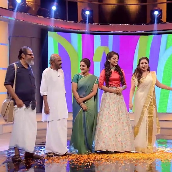 Surabhi Lakshmi latest hot navel show in saree
