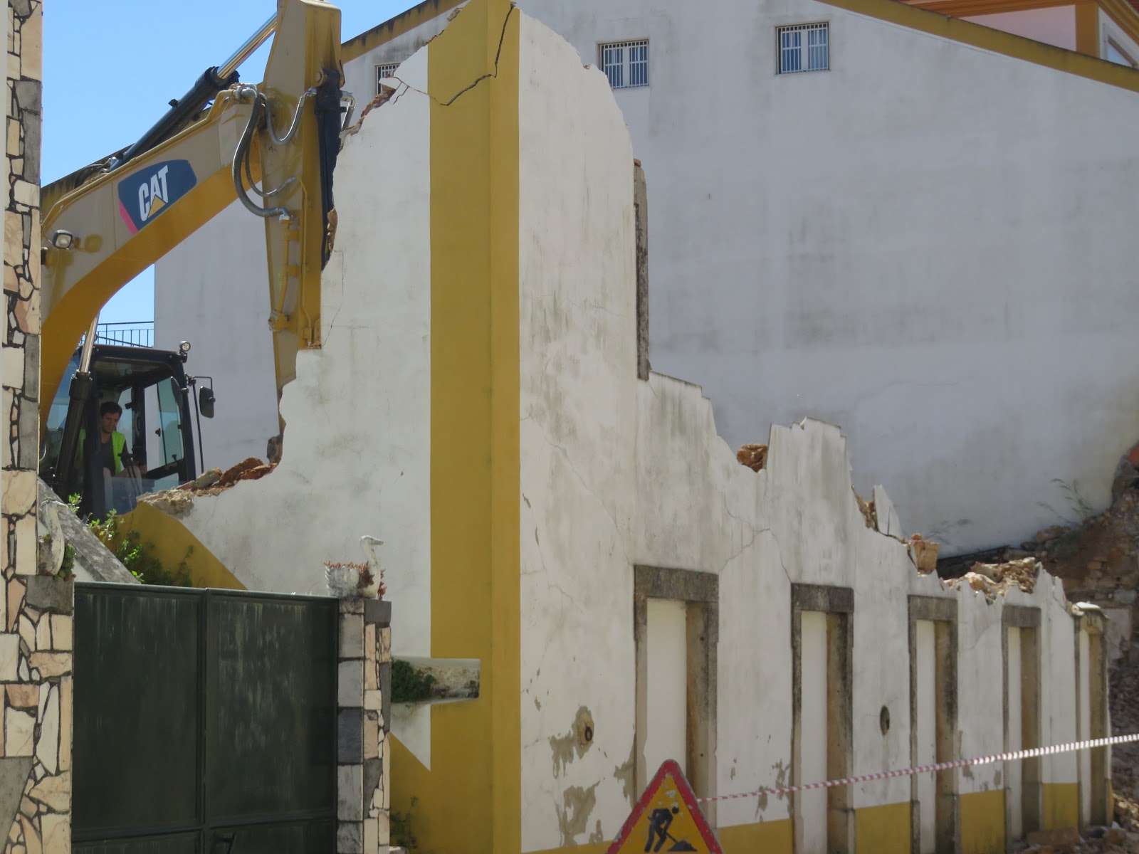 Demolição na Rua Alfredo Keil Região do Zezere