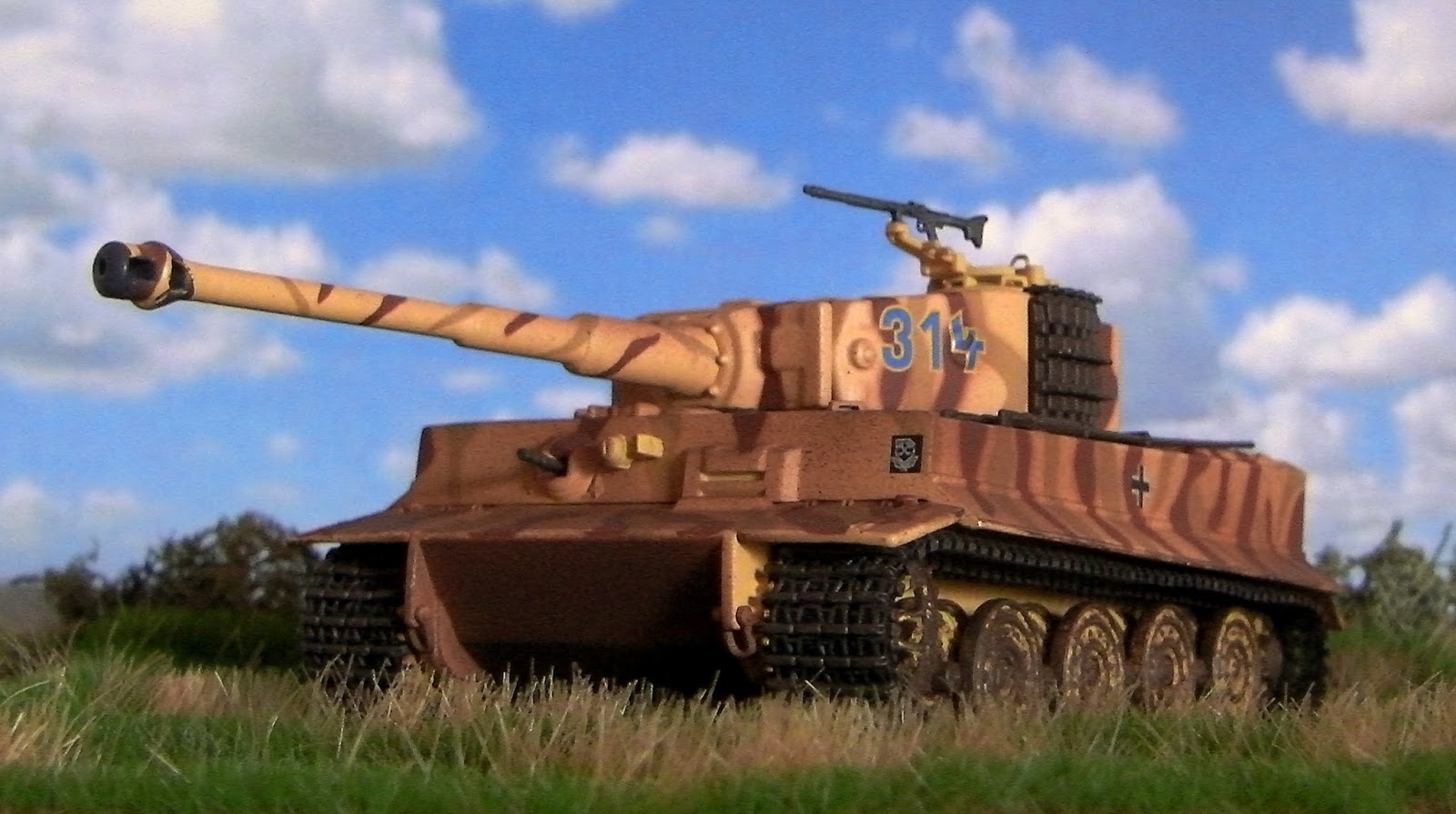 Тигр 1 год. Броня тигра 1. Тигр 101. Тигр 1 в музее Франции сюрмюр. Panzerkampfwagen vi Ausf.h — eсбоку.