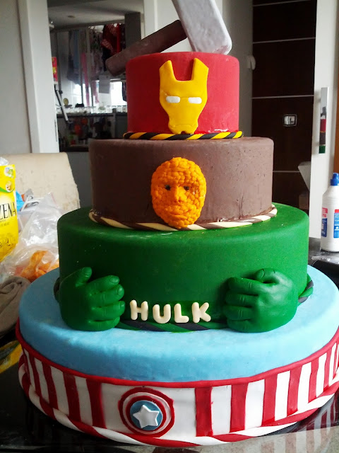 Cake with the superhero theme (Captain America, Hulk, The Thing, Iron Man and Thor) decorated in fondant.