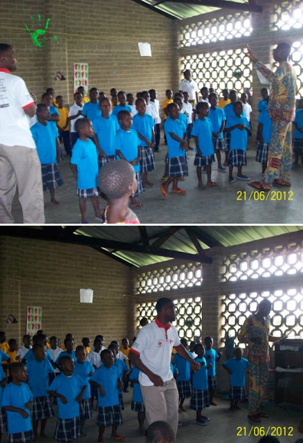 Bambini africani cantano nella corale della missione