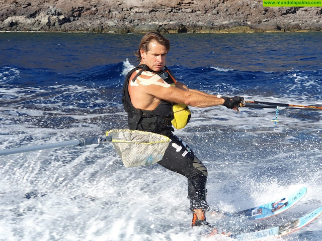 Ricardo García finaliza con éxito la prueba de esquí acuático rodeando la isla de El Hierro