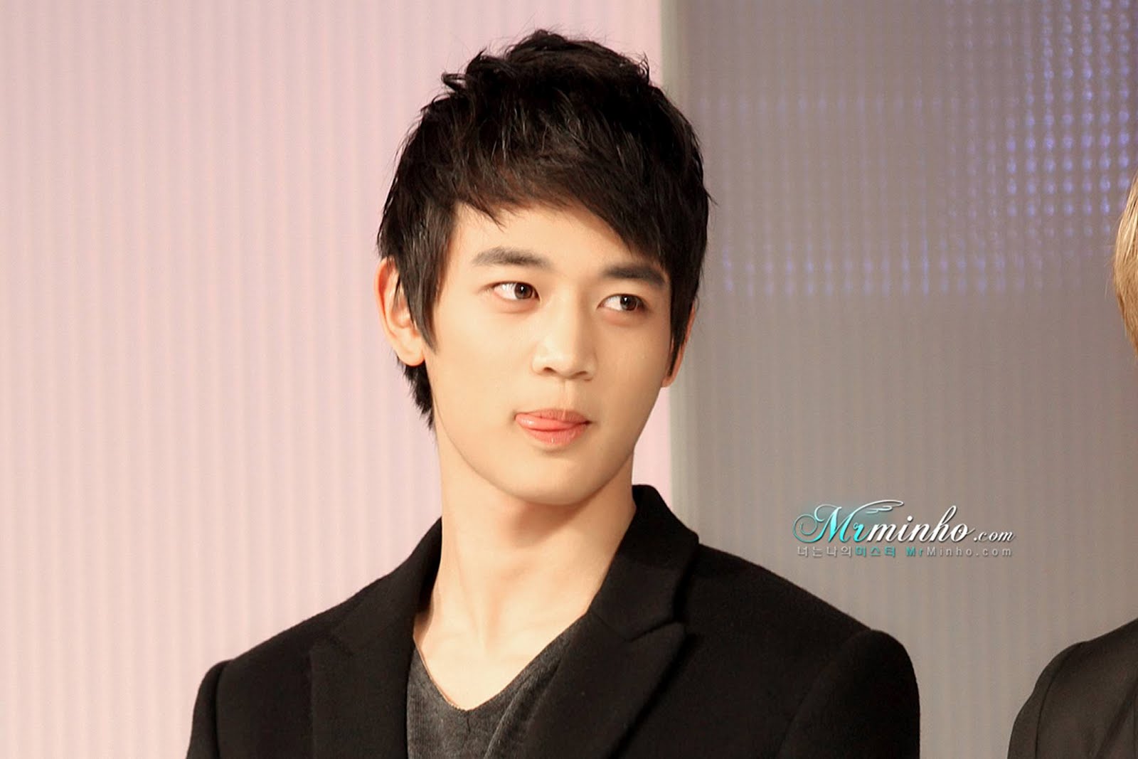 Artis korea homo. Cowok thailand ganteng. Laki laki korea. актер хуан цзюнь цзе. Linyi актер.