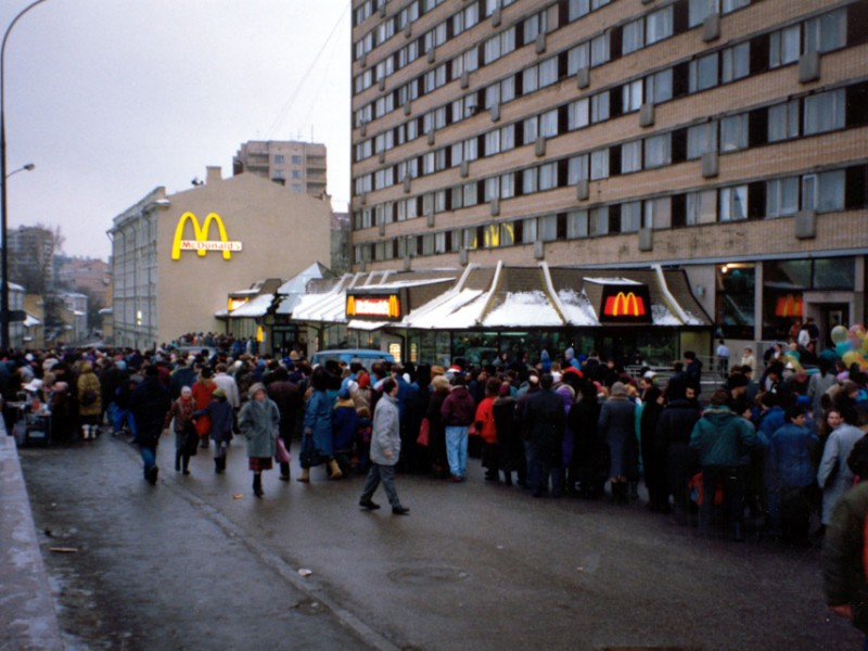 Incredible Photographs of the Opening of the First McDonald’s in Moscow