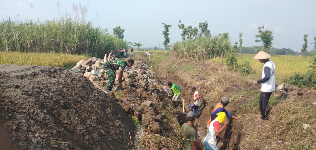 Lihat Kepedulian Sertu Darwanto Terhadap Kesulitan Warga Desa Binaannya Lihat Kepedulian Sertu Darwanto Terhadap Kesulitan Warga Desa Binaannya