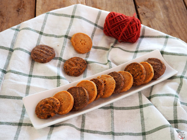 Galletas saladas para aperitivo, con queso parmesano, tomates secos, olivas negras, tomillo, romero y orégano.