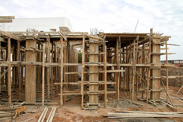 As Heisl (dt. Ein Haus am Sinai): Zementsäcke leer, Betonmischer weg