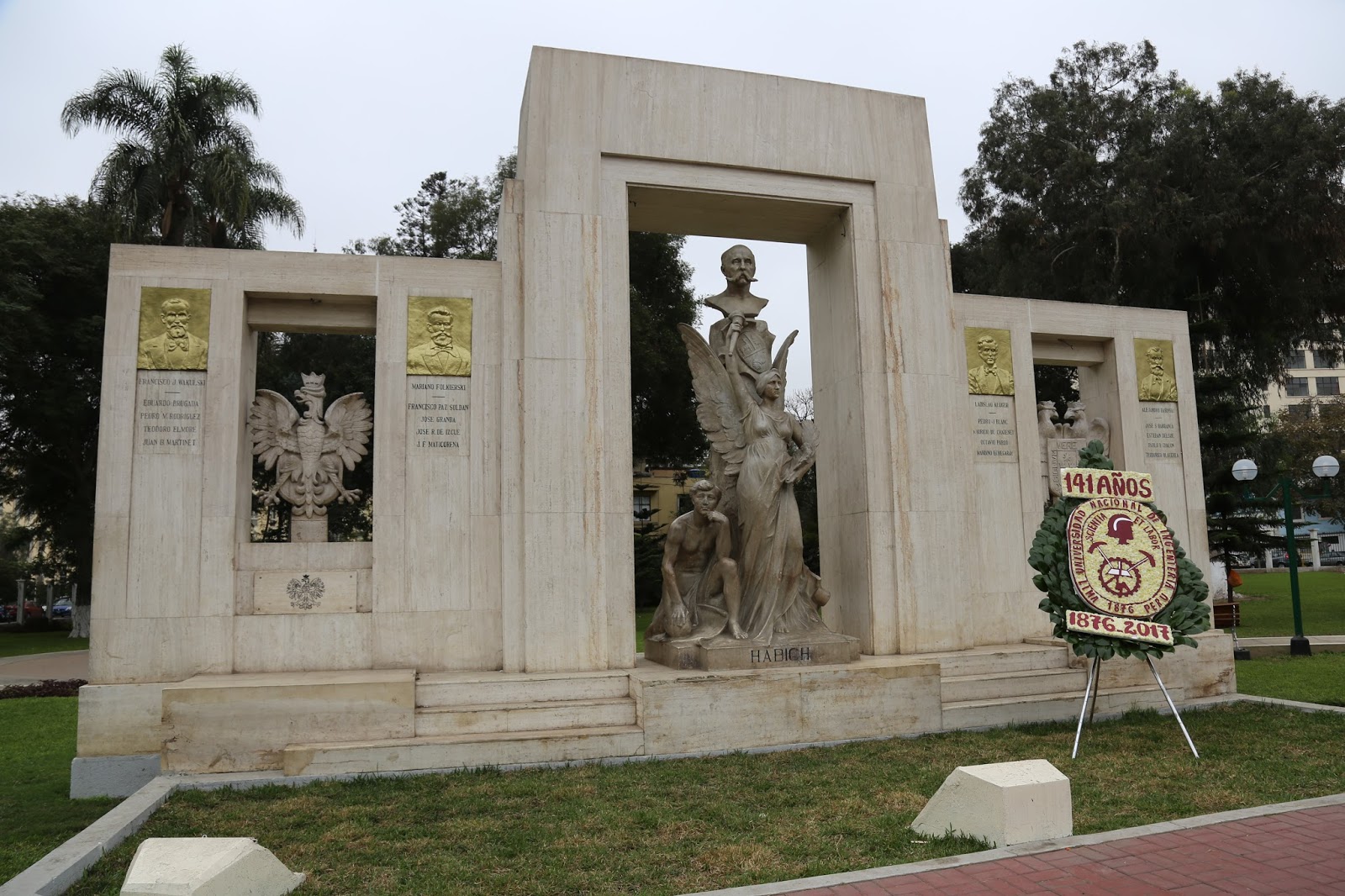 UNI realiza romería y ofrenda floral en honor al ingeniero Eduardo de Habich