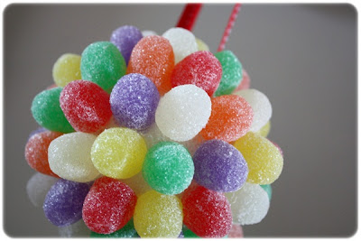 passo a passo de árvore de natal feita com jujubas