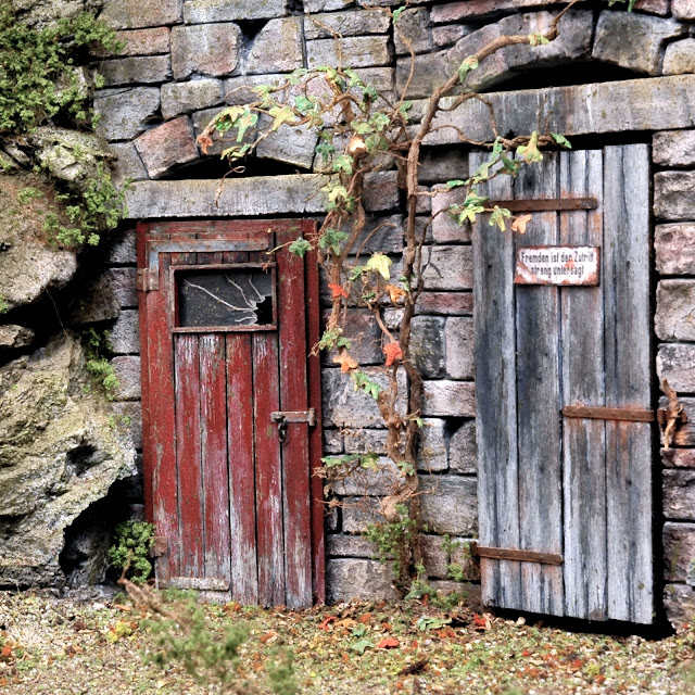 Vom Leben von Marcel Ackle gebaut Türen in Sandsteinmauer
