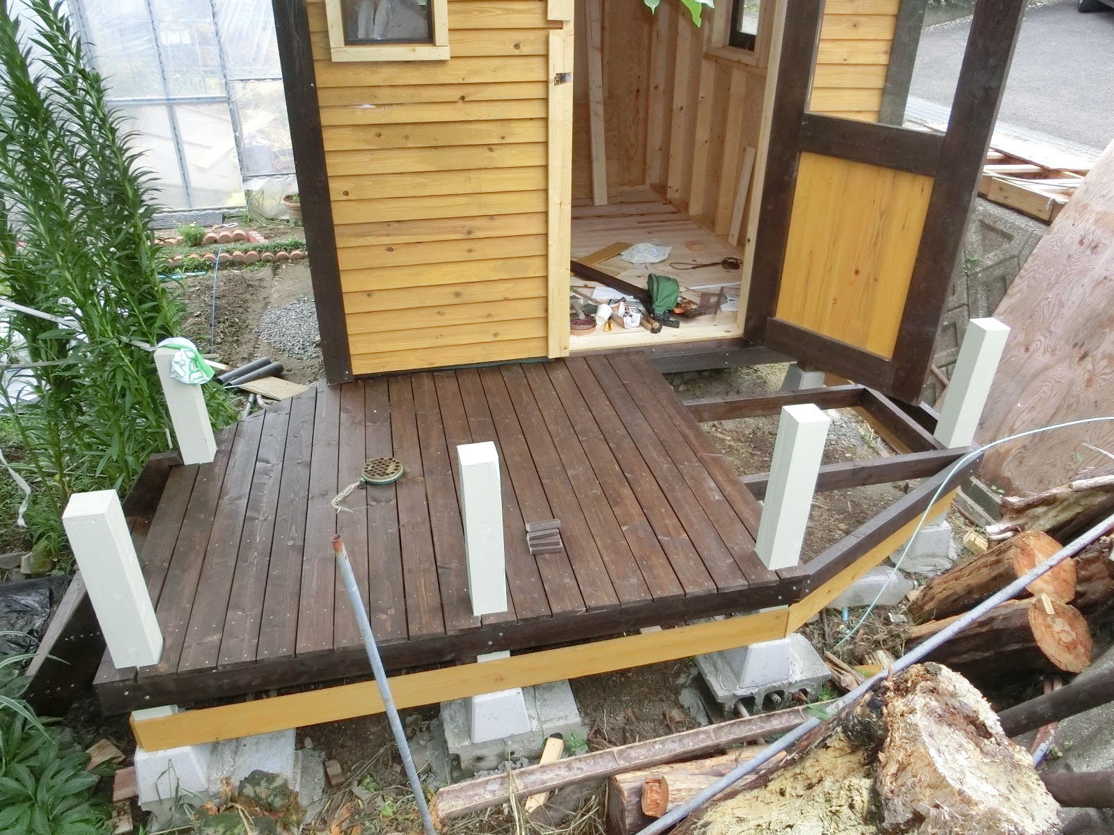 うっちゃんのおばちゃんの野菜畑 ウッドハウスはほとんど出来、今はウッドデッキ