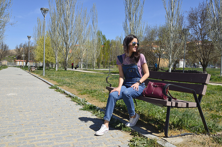 peto-vaquero-denim-dungarees-look-outfit-casual-converse-all-star-trends-gallery-sneakers