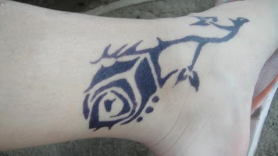 A rose Henna tattoo on left feet of Jhoy Baldelomar