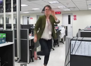 chica renuncia a su empleo bailando por la oficina