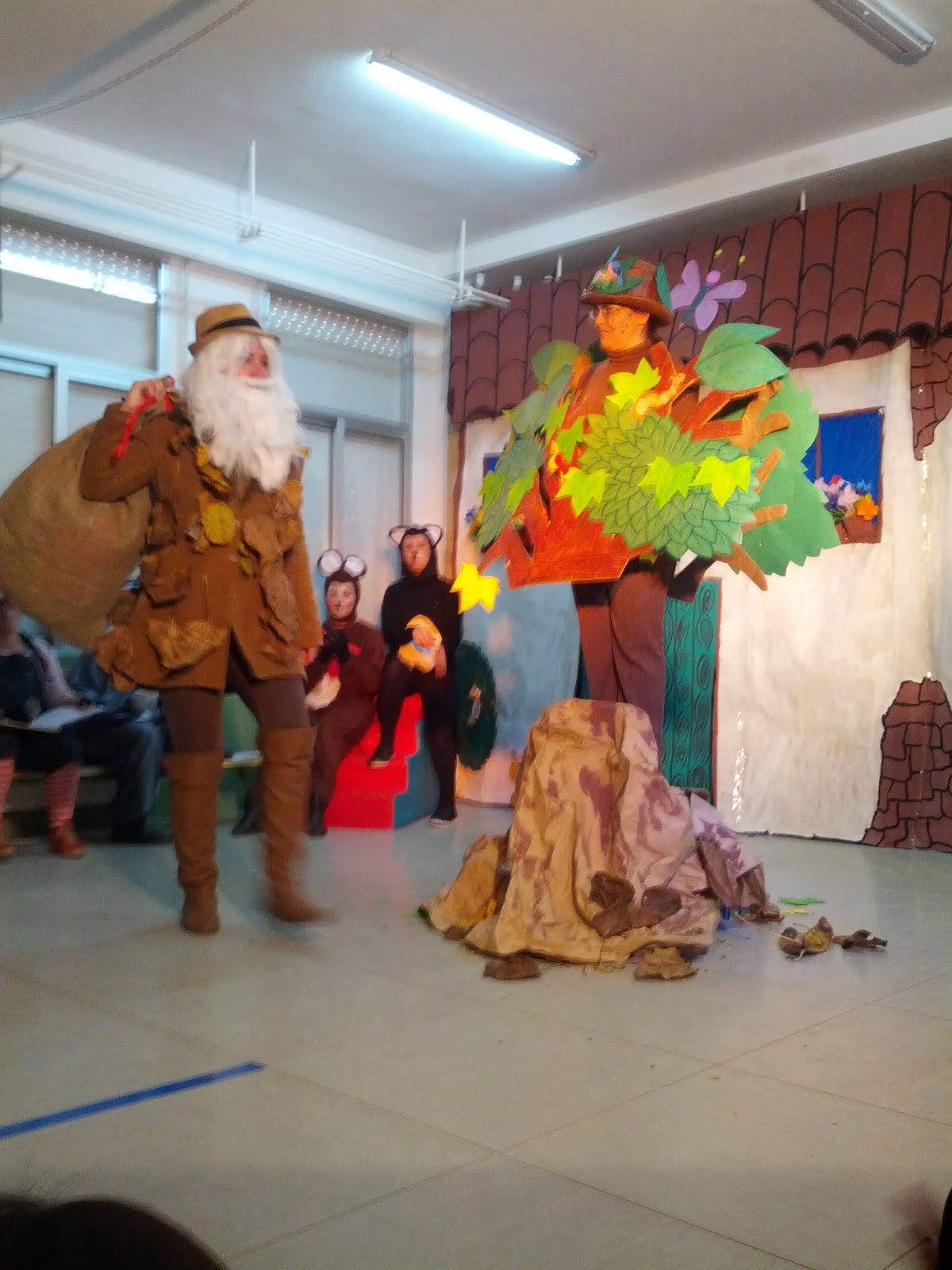 Mundo de Infantil: Actividades de Otoño. Puestos de frutos y teatro.