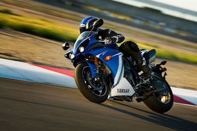 2011 Yamaha YZF-R1 In Action