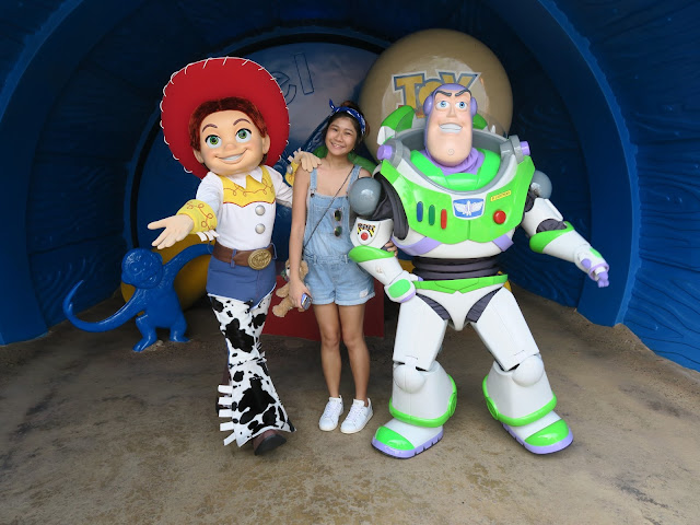 hong kong disneyland ; toy story ; group picture with Jessi and buzz light year!
