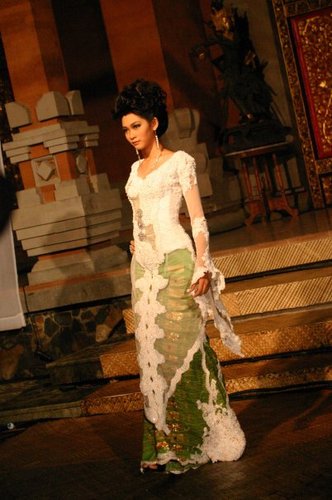 Contoh Desain Busana dari Rumah Mode