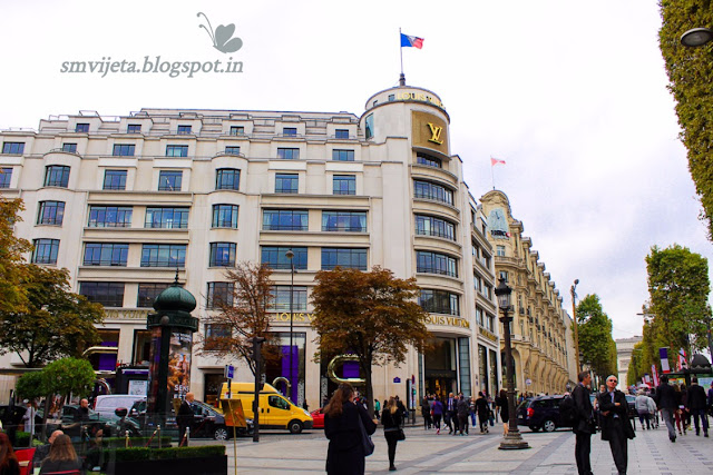 Champs-Elysées shopping square!