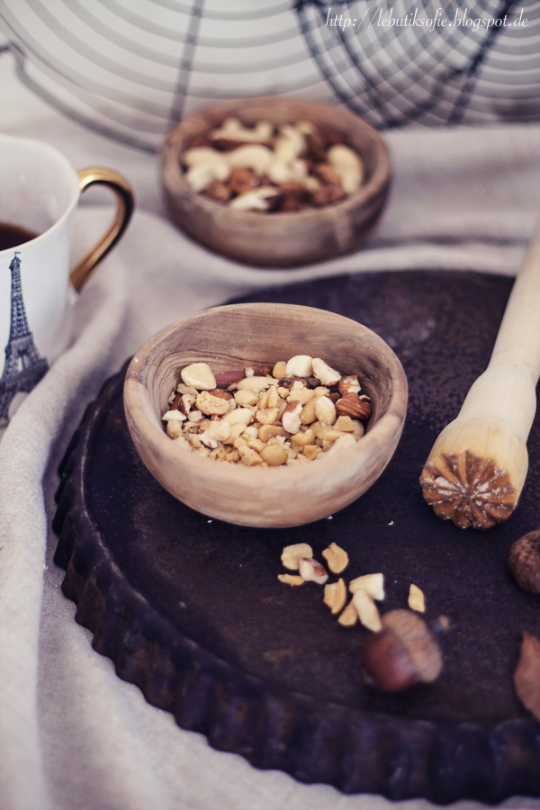 Schokoladentorte mit Erdnussbutter und Karamell und verschiednen Nüssen ...