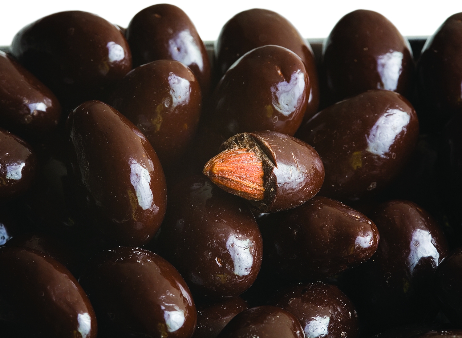 шоколадные конфеты с сухофруктами. орехи в шоколаде ассорти. фундук шоколад арахис. фундук шоколад арахис. шоколад с орехами.