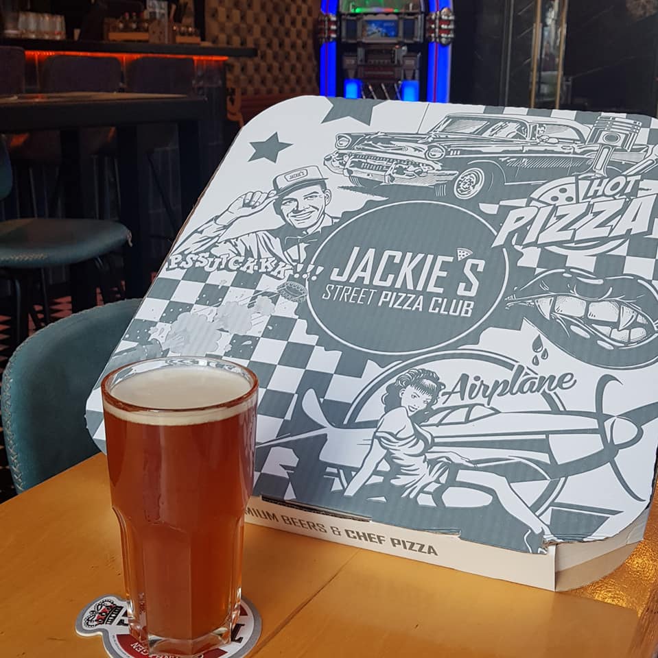 טועמת ורצה לספר לחבר'ה עסקיות צהריים חדשות בJackie's bar pizza