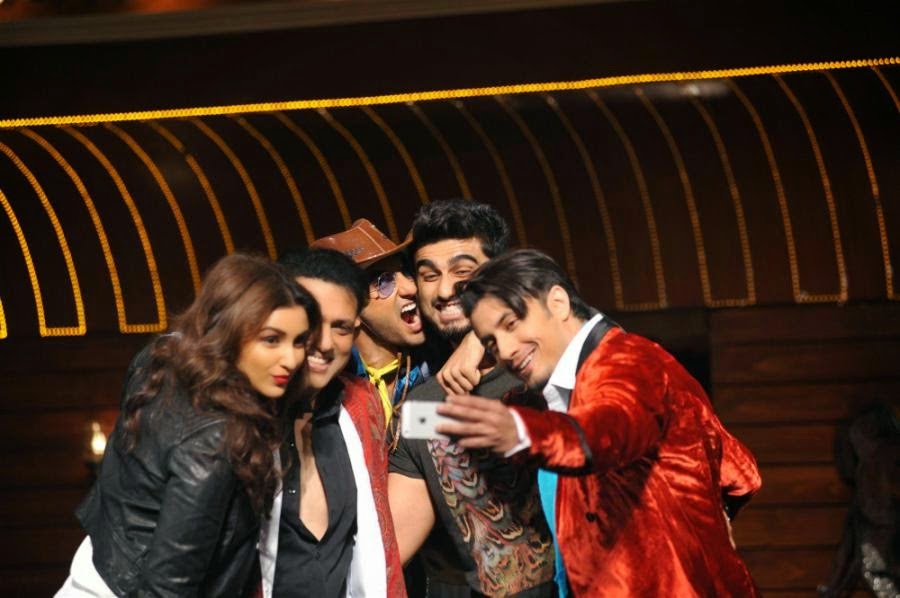 Parineeti take a selfie with Govinda and the member of Kill Dil Team