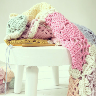 ByHaafner, crochet, yarn, pastel, crocheted throw, work in progress, hexagons, thrifted white stool