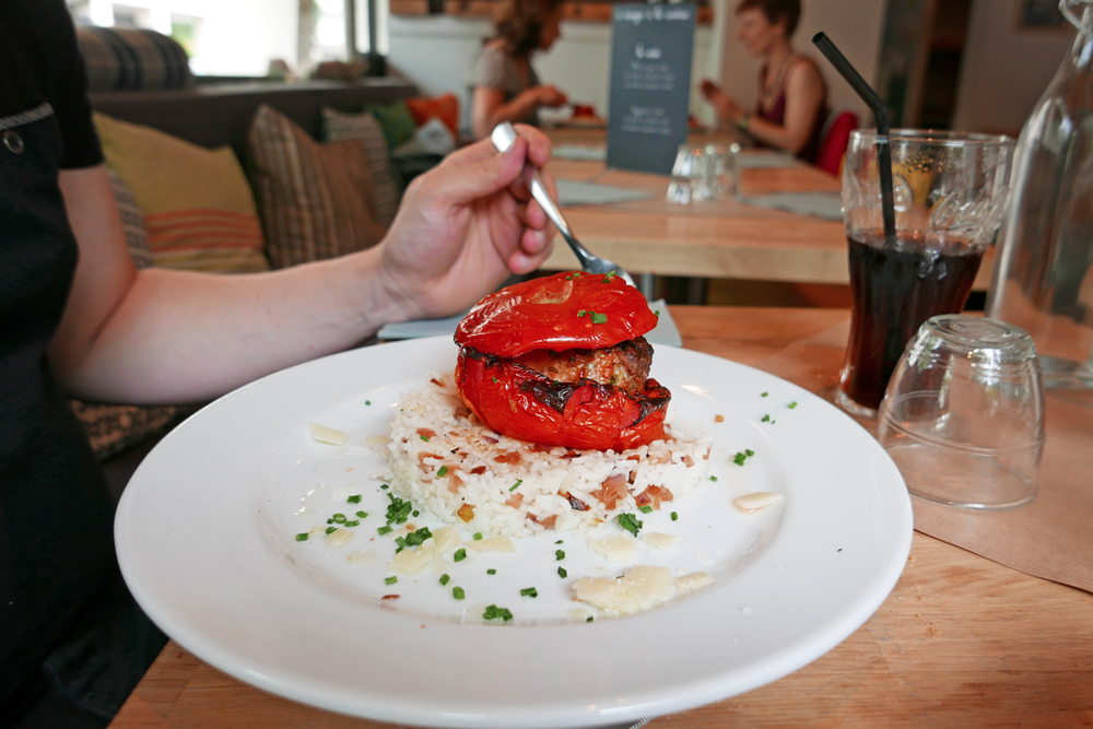 tomate farcie de la Cantine des Quatrans à Caen Vue du plat principal de la Cantine des Quatrans à Caen