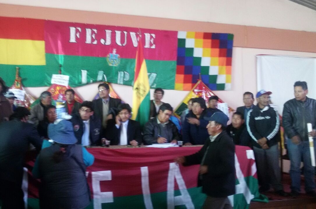 La sede de la Fejuve fue tomada ayer por una sector que apunta a revocar al alcalde Revilla