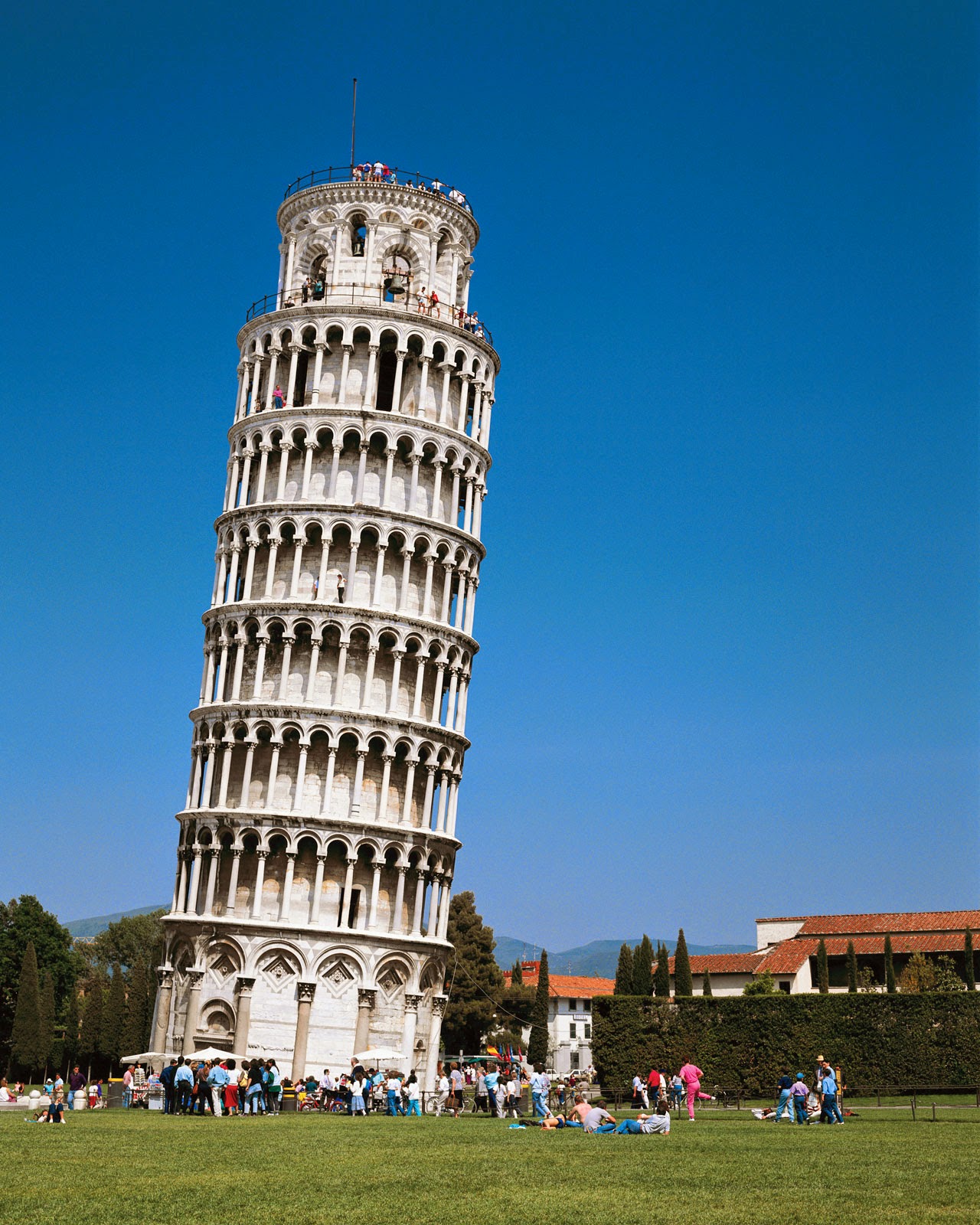 Besta's Blog: Menara Pisa dan Penyebab Kemiringannya