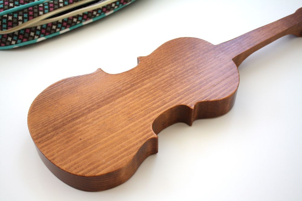 Скрипка деревянная. Разделочная доска. Доска разделочная деревянная. Разделочная доска в форме скрипки. Досточки из дерева.