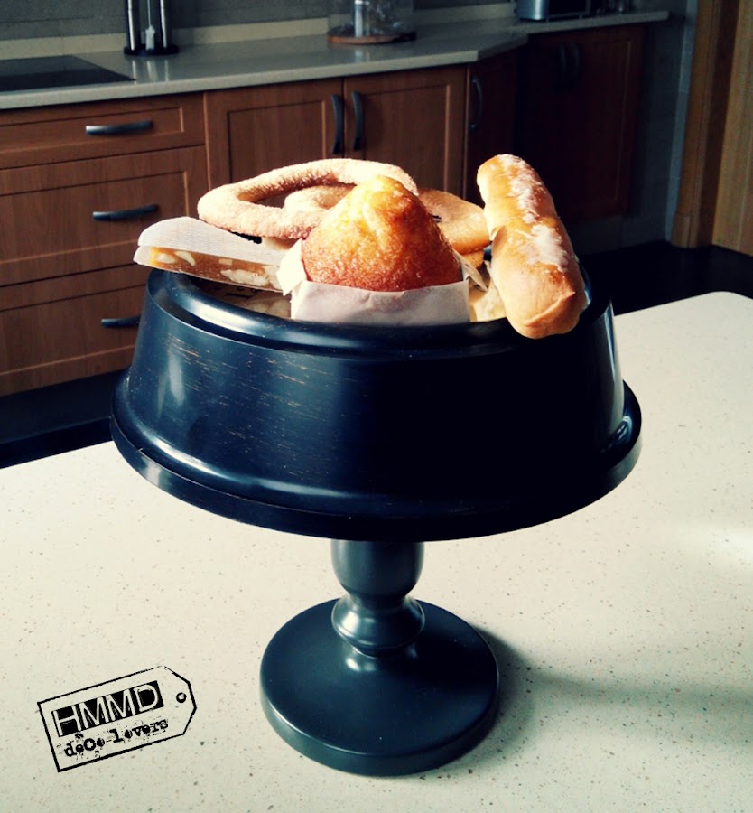 Soporte para dulces con un reloj by HMMD. Handmademaniadecor. Original idea para presentar la merienda o el desayuno más cool. Soporte vintage para dulces hecho con un reloj. Sweet stand for special breakfasts or suppers. Vintage cake stand.