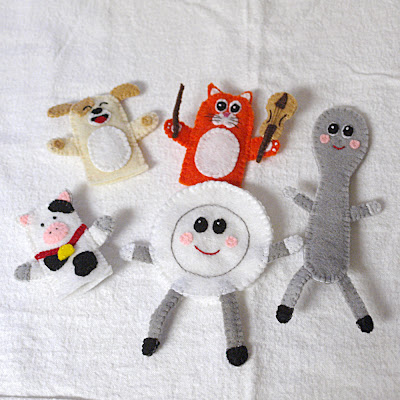 Hey Diddle Diddle felt finger puppets handmade by Joanne Rich.