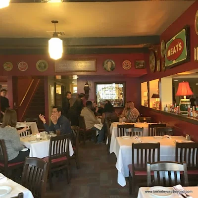 dining room at Izzy's Steak & Chop House in Oakland, California