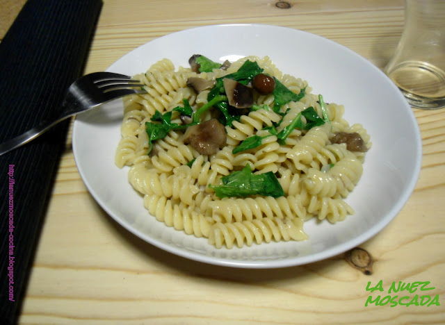 pasta con funghi misti e rucola - pasta con setas mixtas y rúcula