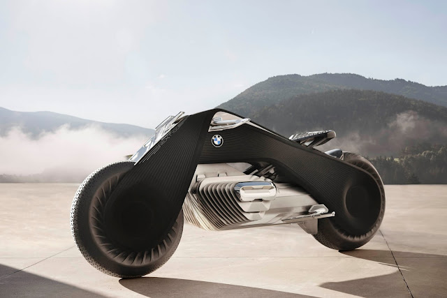 Após a BMW, MINI e Rolls-Royce apresentarem seus veículos-conceito Vision NEXT 100, chegou a vez de o BMW Group revelar sua próxima solução avançada, desta vez voltada para o mundo do motociclismo: a BMW Motorrad Vision NEXT 100