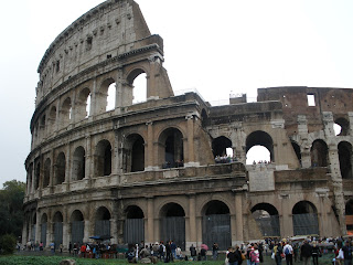 Coliseo Romano, del siglo I, en él se ofrecían luchas de gladiadores, juegos y espectáculos.
