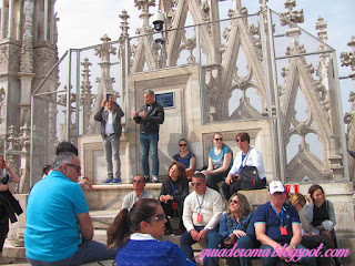 Grupo ouvindo explicações da Guia no teto do Duomo de MIlão