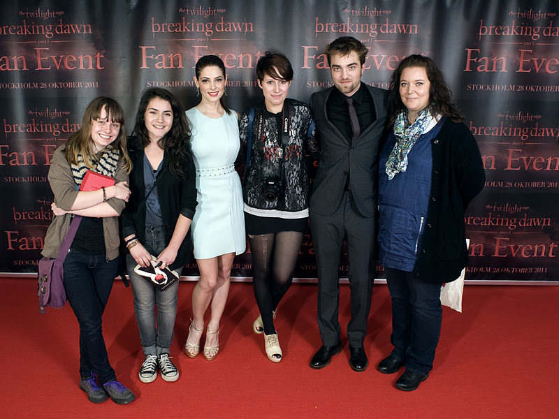 Robert Pattinson News Fans Who Won Meet & Greet Pose With Rob