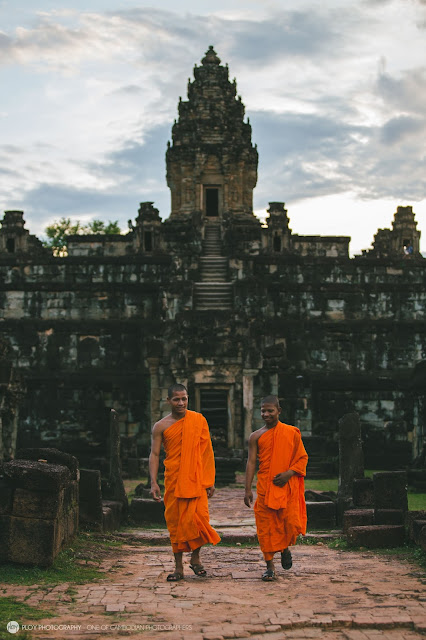 Temple monks