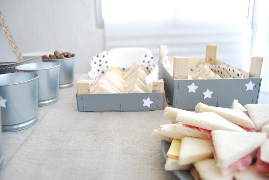 mesa de cumple en gris y blanco