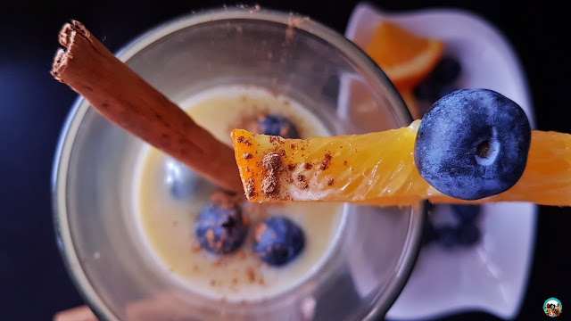 Chocolate blanco a la taza con arándanos