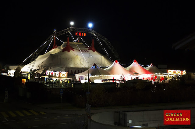 le chapiteau et la tente d'entrée du cirque illuminée de mille feux 